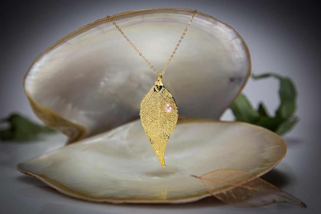 Pearl and gold pendant hot sale